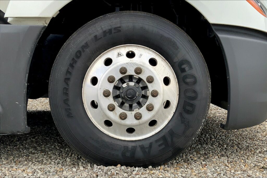 2022 CUM LT625 6×4 Sleeper