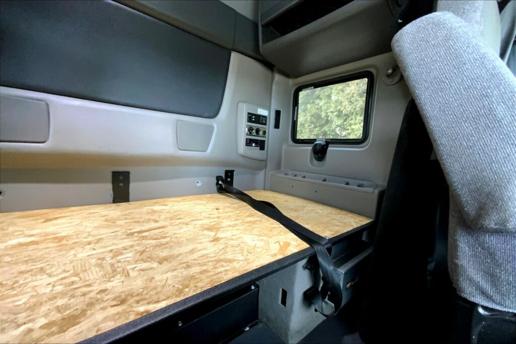 2022 CUM LT625 6×4 Sleeper