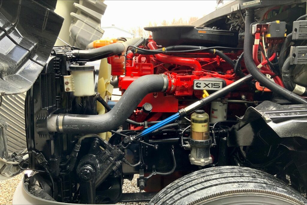 2022 CUM LT625 6×4 Sleeper