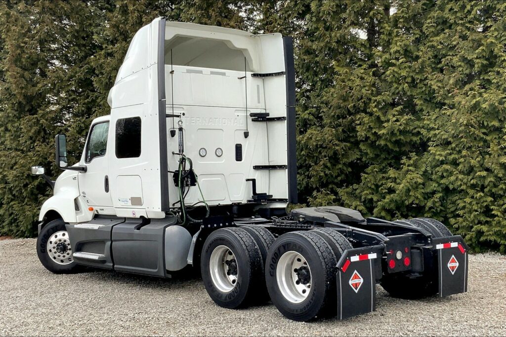 2022 CUM LT625 6×4 Sleeper