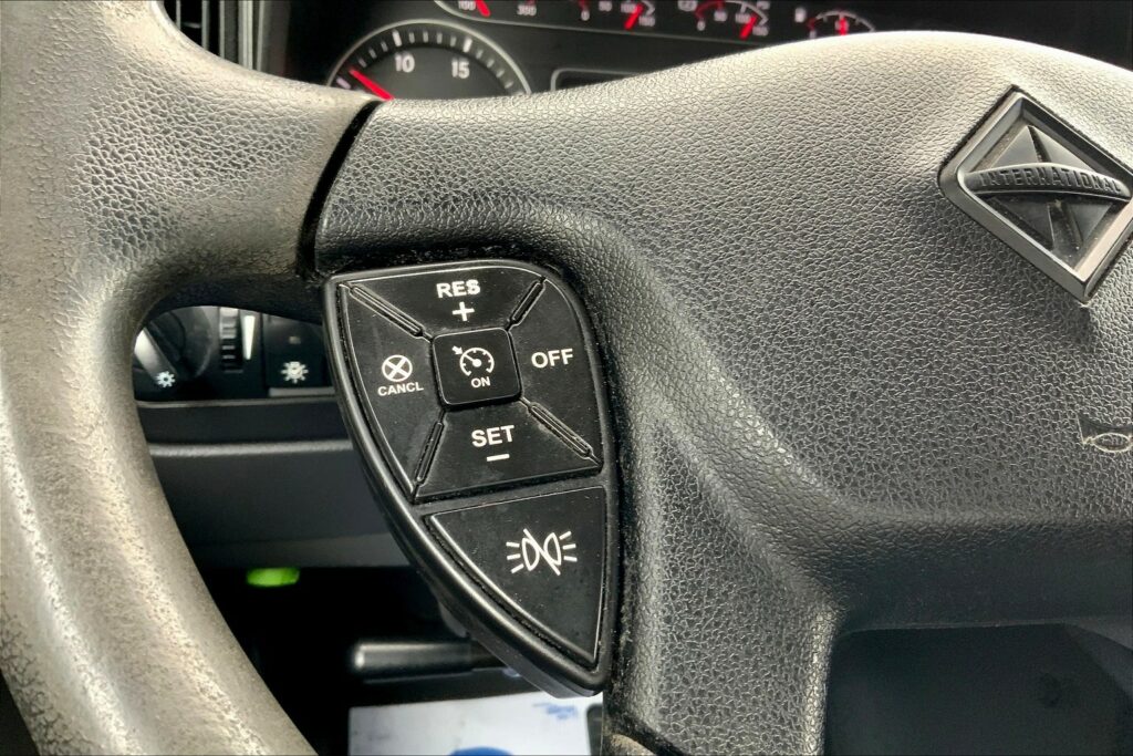 2022 CUM LT625 6×4 Sleeper