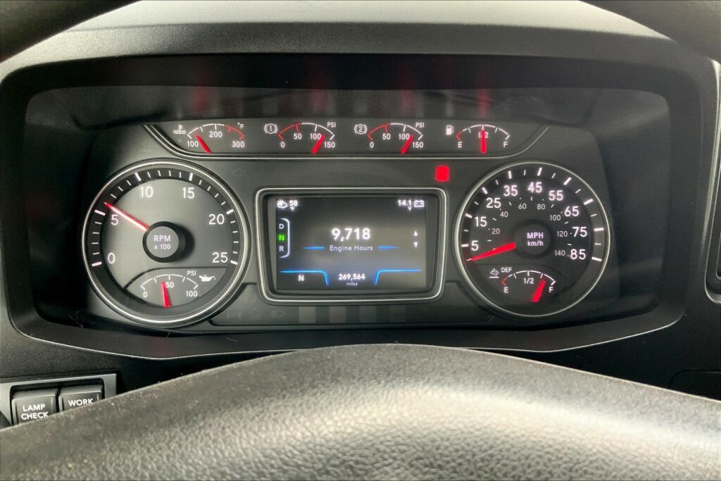 2022 CUM LT625 6×4 Sleeper