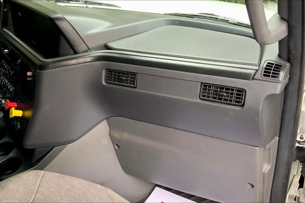 2022 CUM LT625 6×4 Sleeper