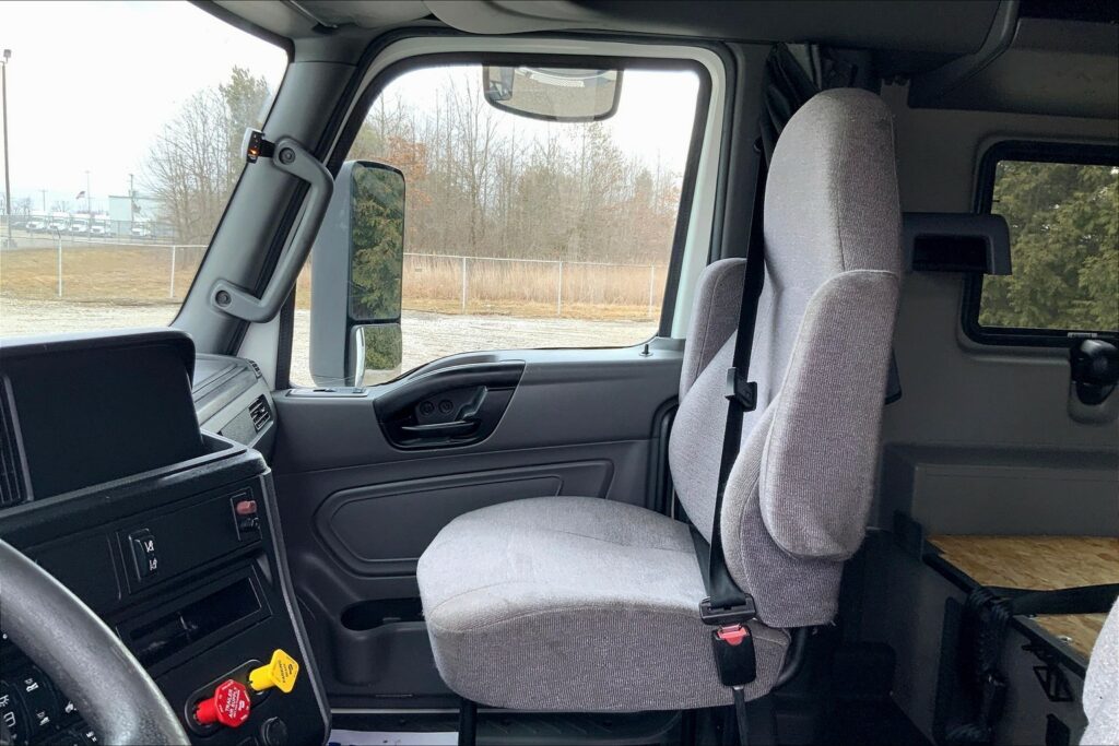 2022 CUM LT625 6×4 Sleeper