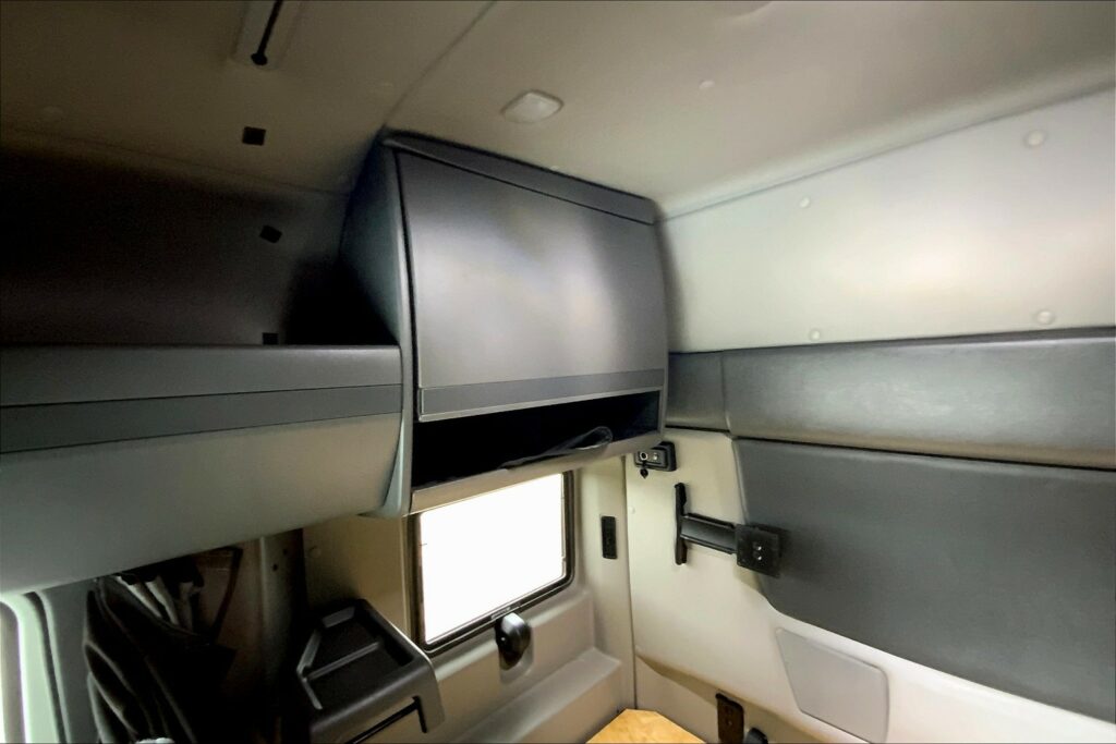 2022 CUM LT625 6×4 Sleeper