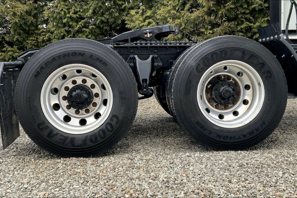 2022 CUM LT625 6×4 Sleeper