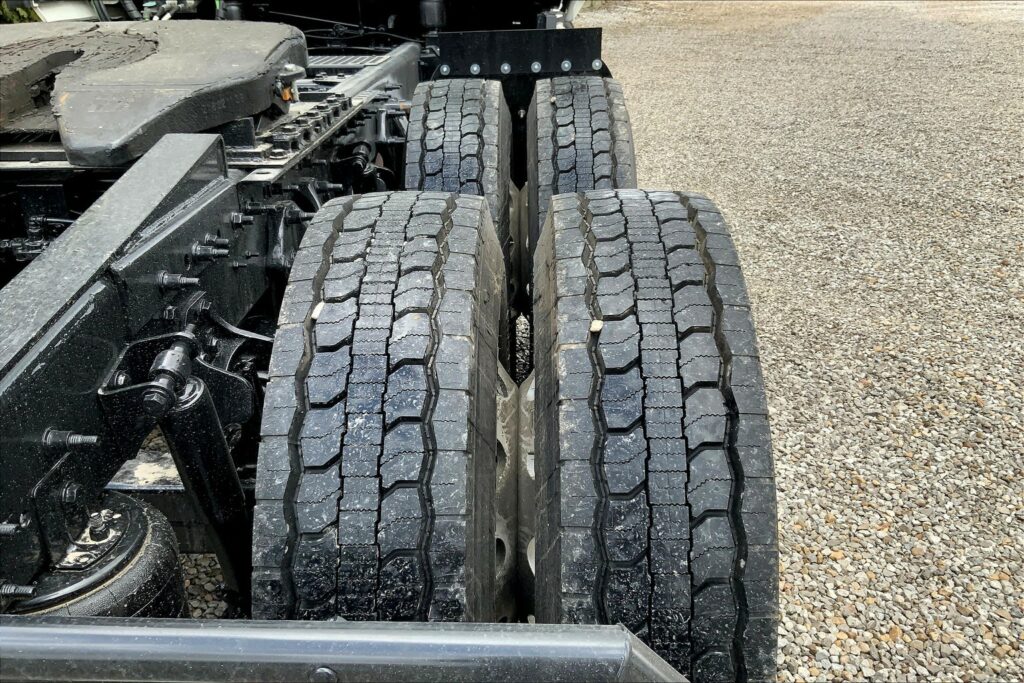 2022 CUM LT625 6×4 Sleeper