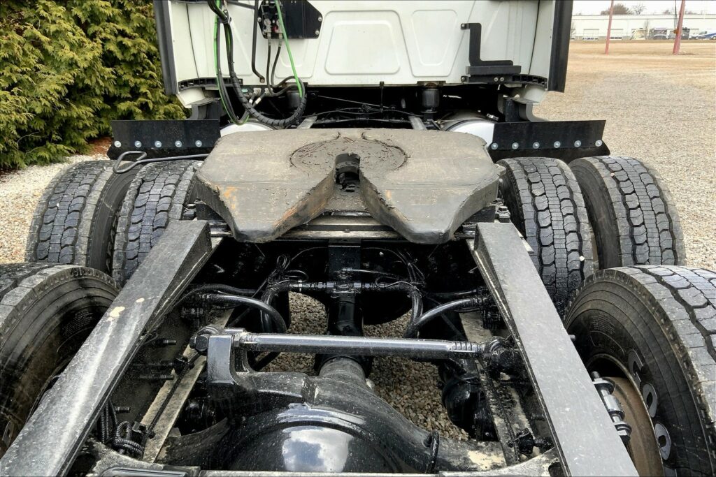 2022 CUM LT625 6×4 Sleeper