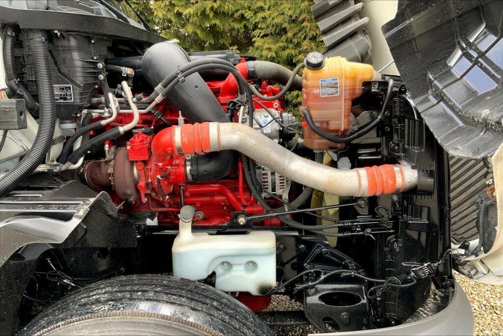 2022 CUM LT625 6×4 Sleeper