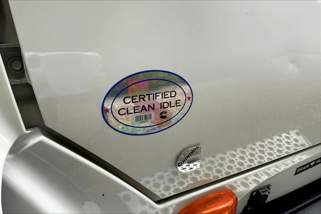 2022 CUM LT625 6×4 Sleeper