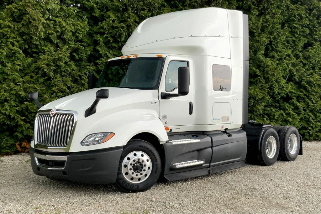 2022 CUM LT625 6×4 Sleeper