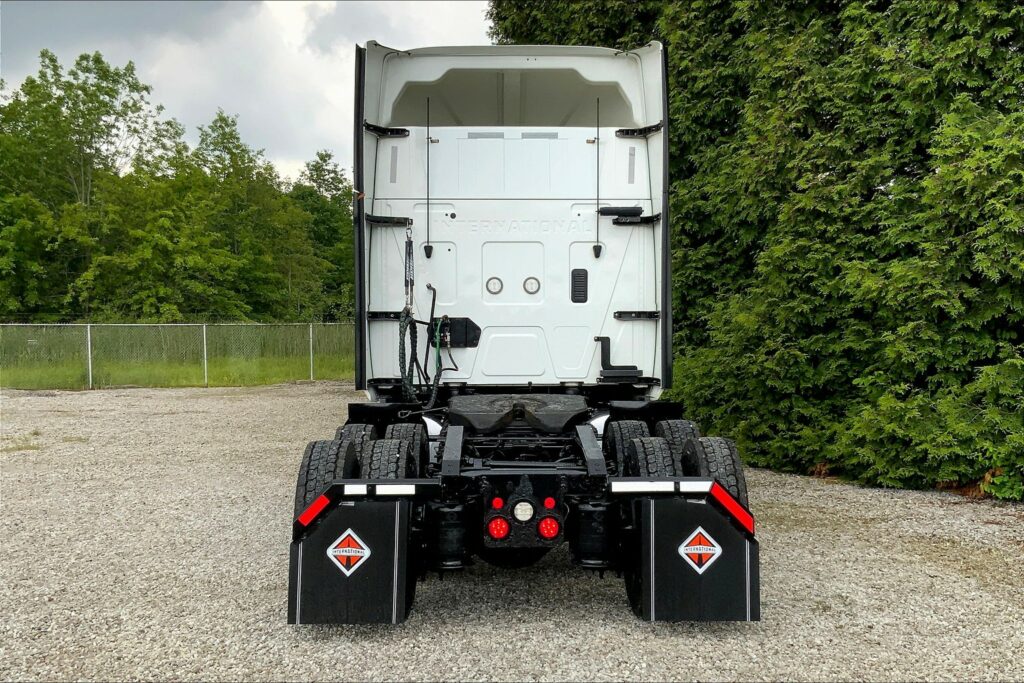 2022 CUM LT625 6×4 Sleeper