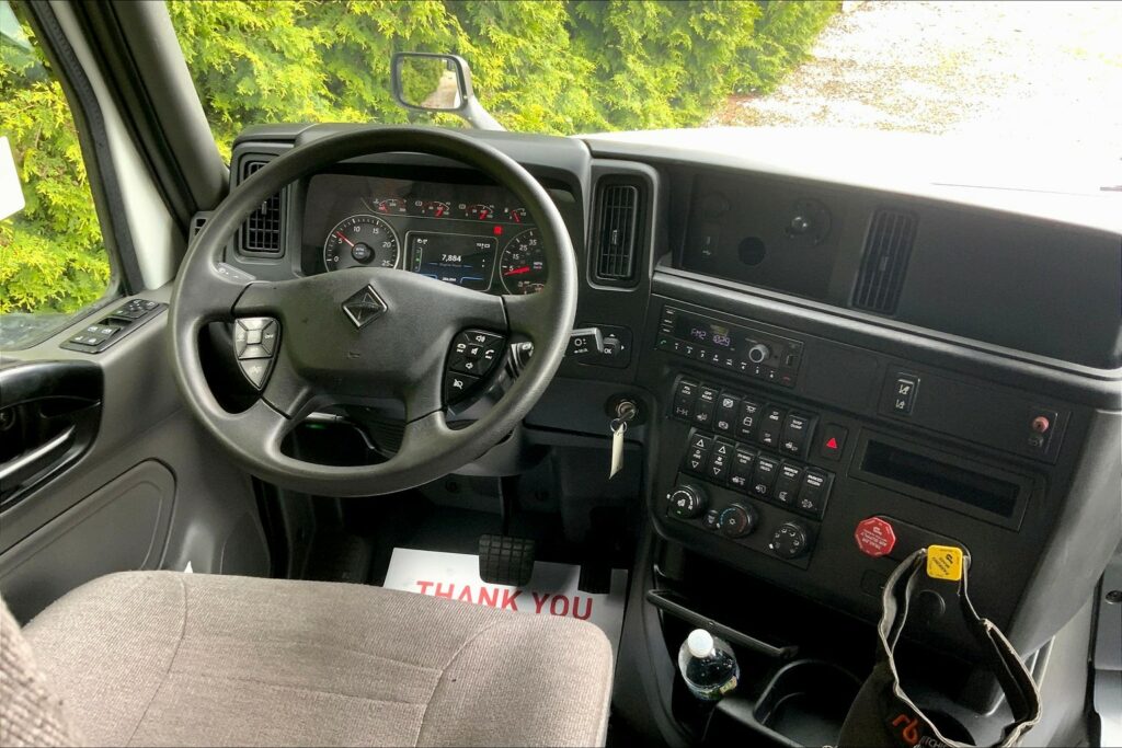 2022 CUM LT625 6×4 Sleeper