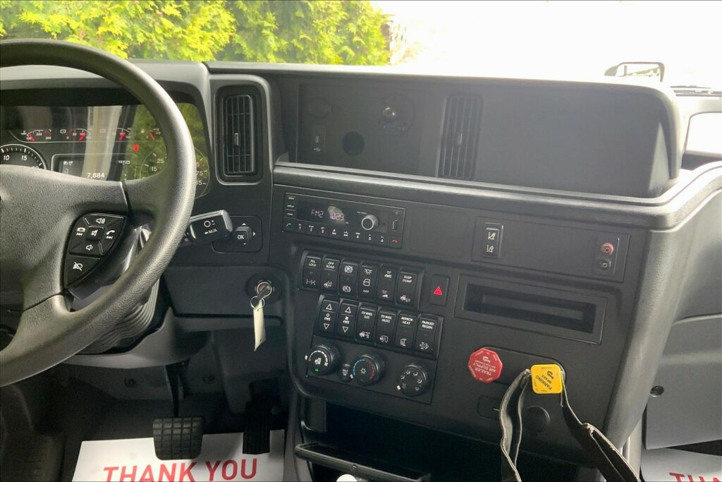 2022 CUM LT625 6×4 Sleeper