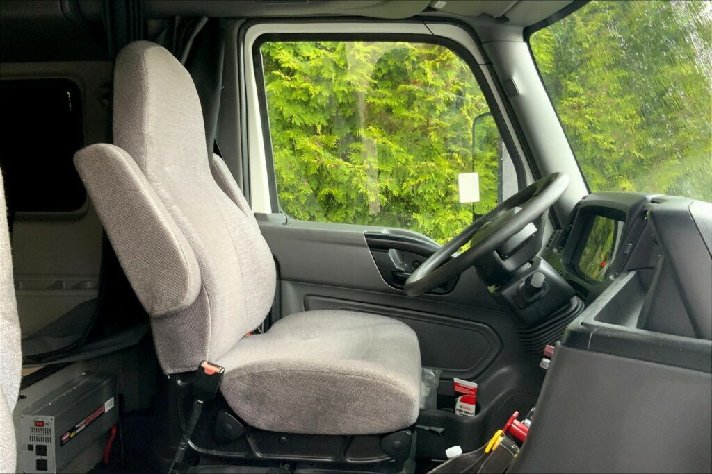 2022 CUM LT625 6×4 Sleeper