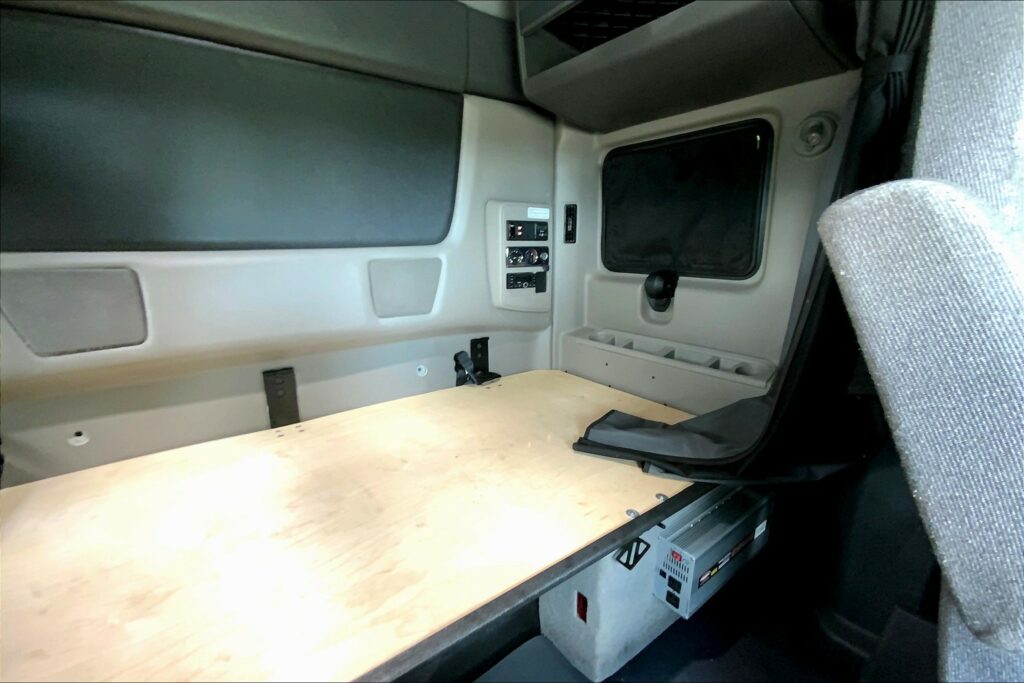 2022 CUM LT625 6×4 Sleeper