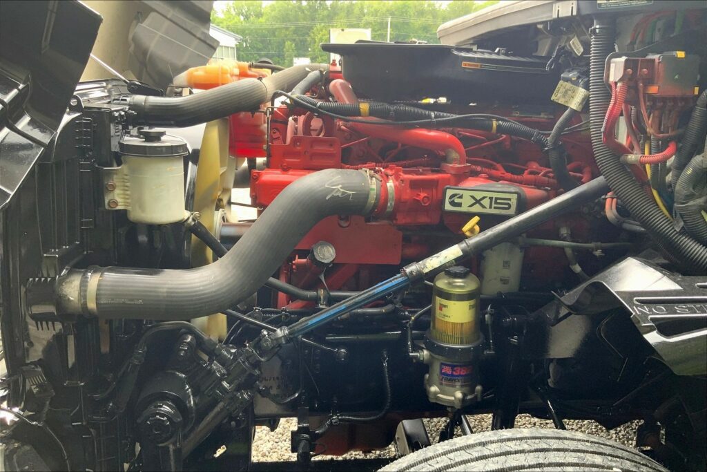 2022 CUM LT625 6×4 Sleeper