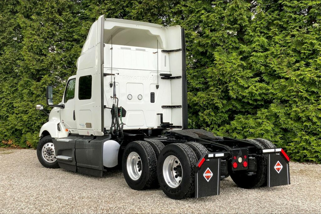 2022 CUM LT625 6×4 Sleeper