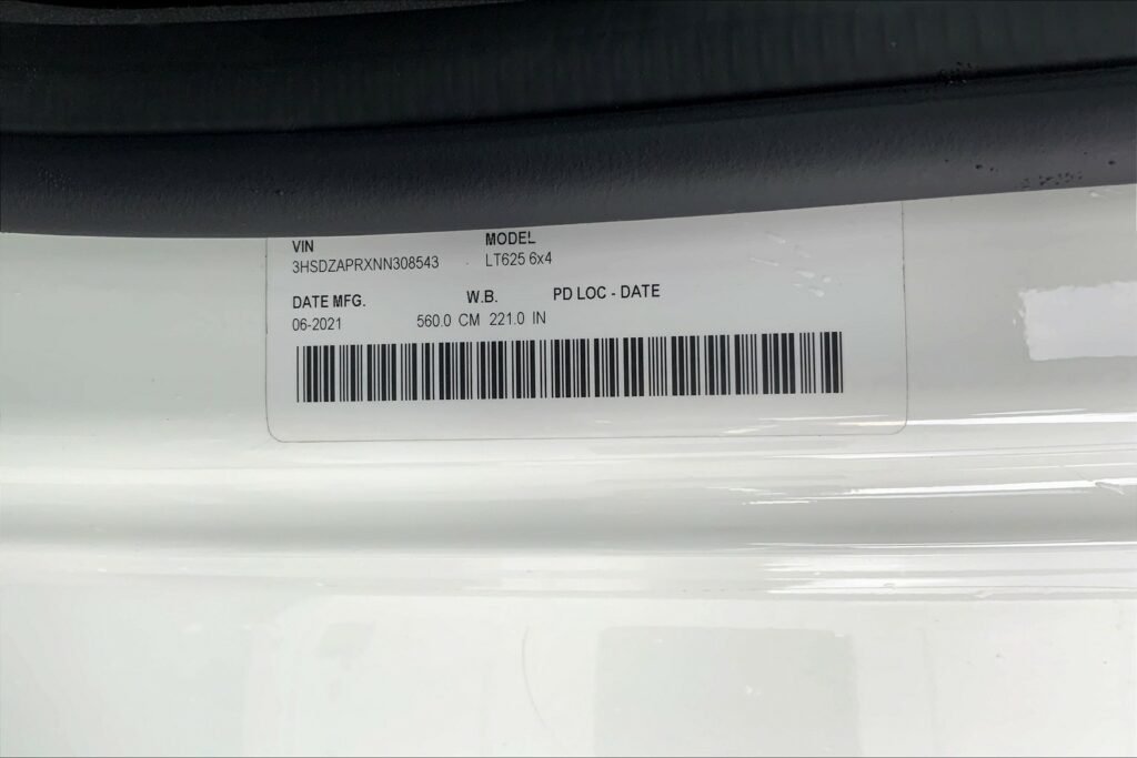 2022 CUM LT625 6×4 Sleeper