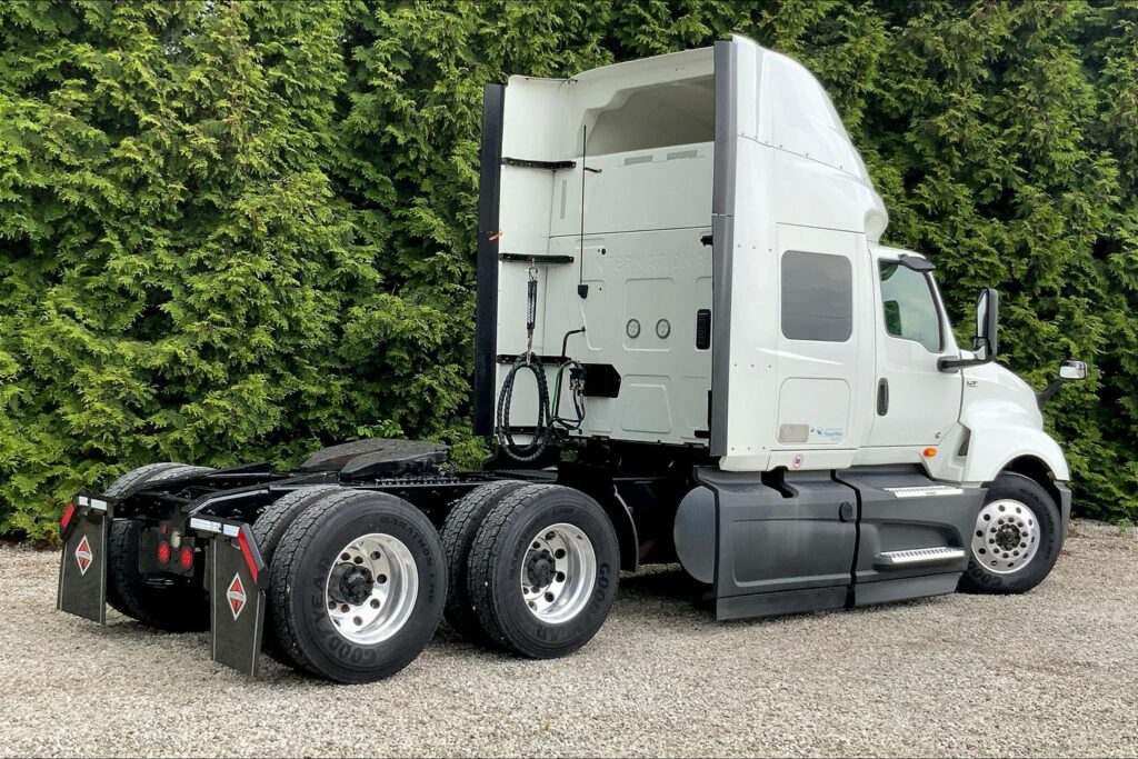 2022 CUM LT625 6×4 Sleeper