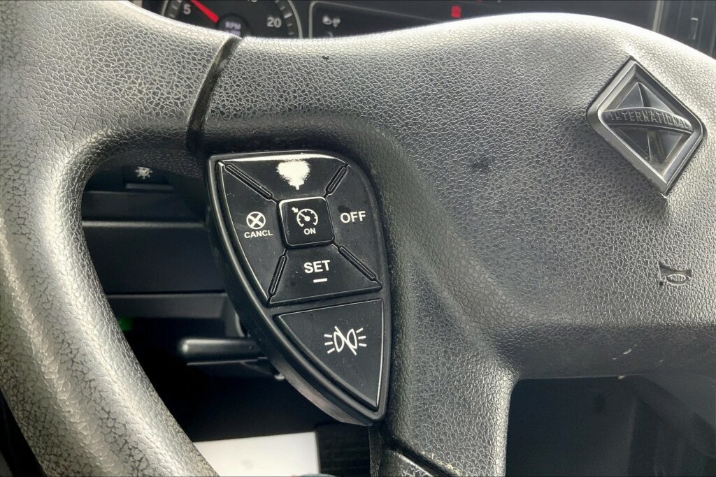 2022 CUM LT625 6×4 Sleeper