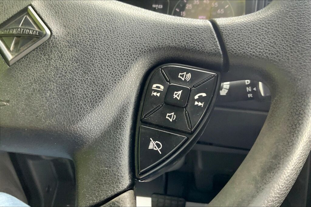 2022 CUM LT625 6×4 Sleeper