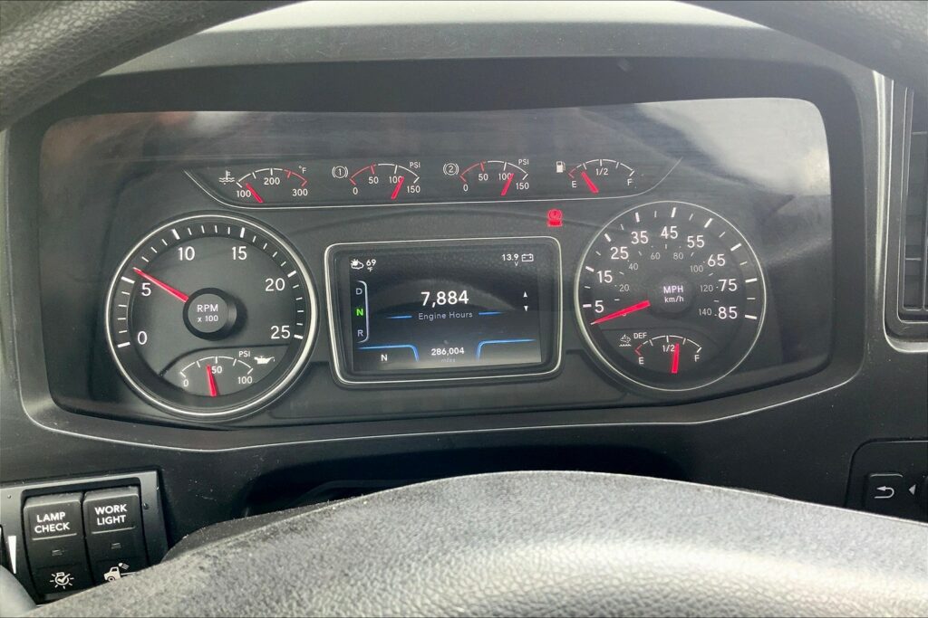 2022 CUM LT625 6×4 Sleeper