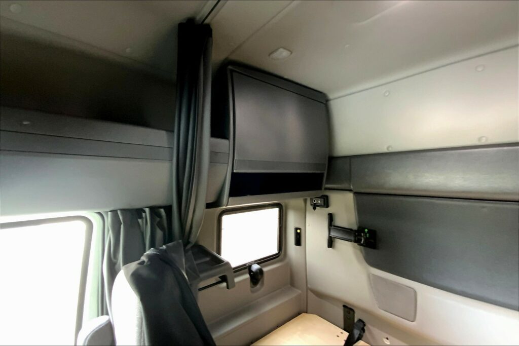 2022 CUM LT625 6×4 Sleeper