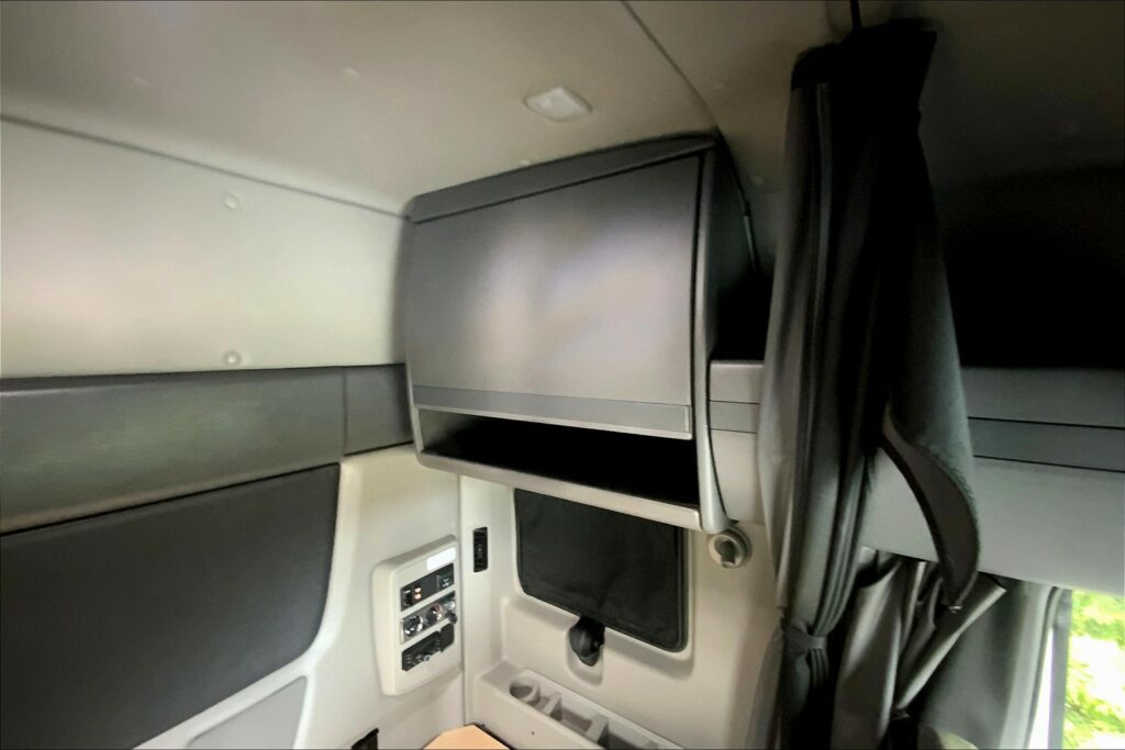 2022 CUM LT625 6×4 Sleeper