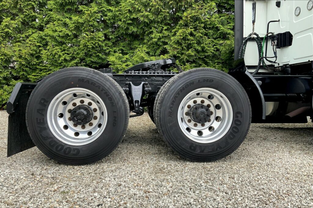 2022 CUM LT625 6×4 Sleeper