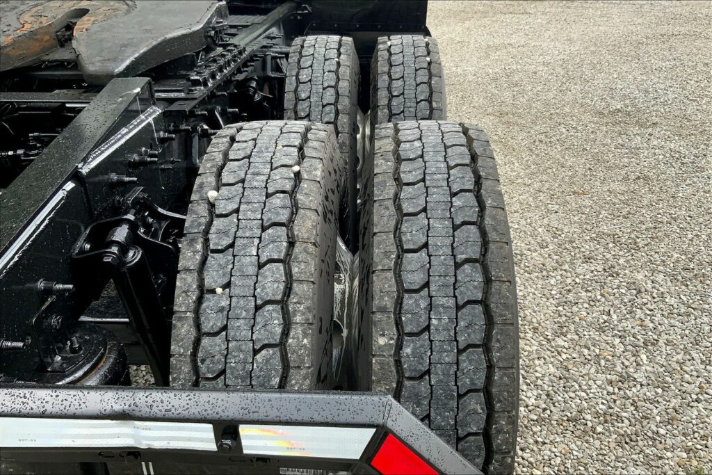 2022 CUM LT625 6×4 Sleeper