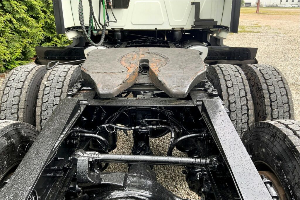 2022 CUM LT625 6×4 Sleeper