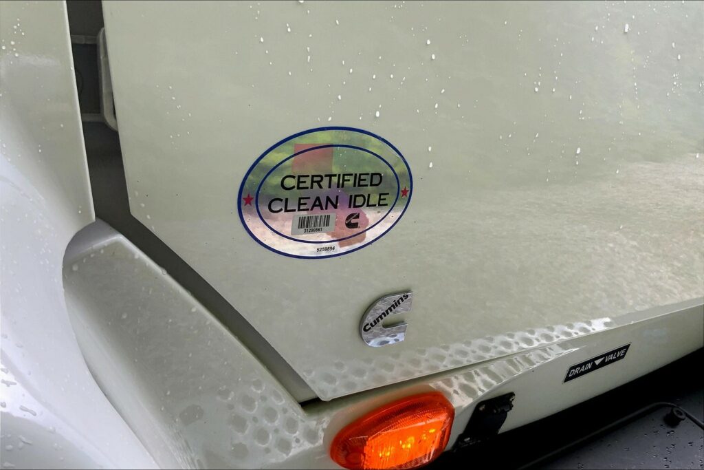 2022 CUM LT625 6×4 Sleeper