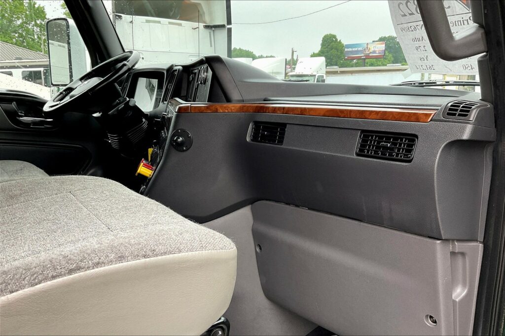 2022 INT LT625 6×4 Sleeper