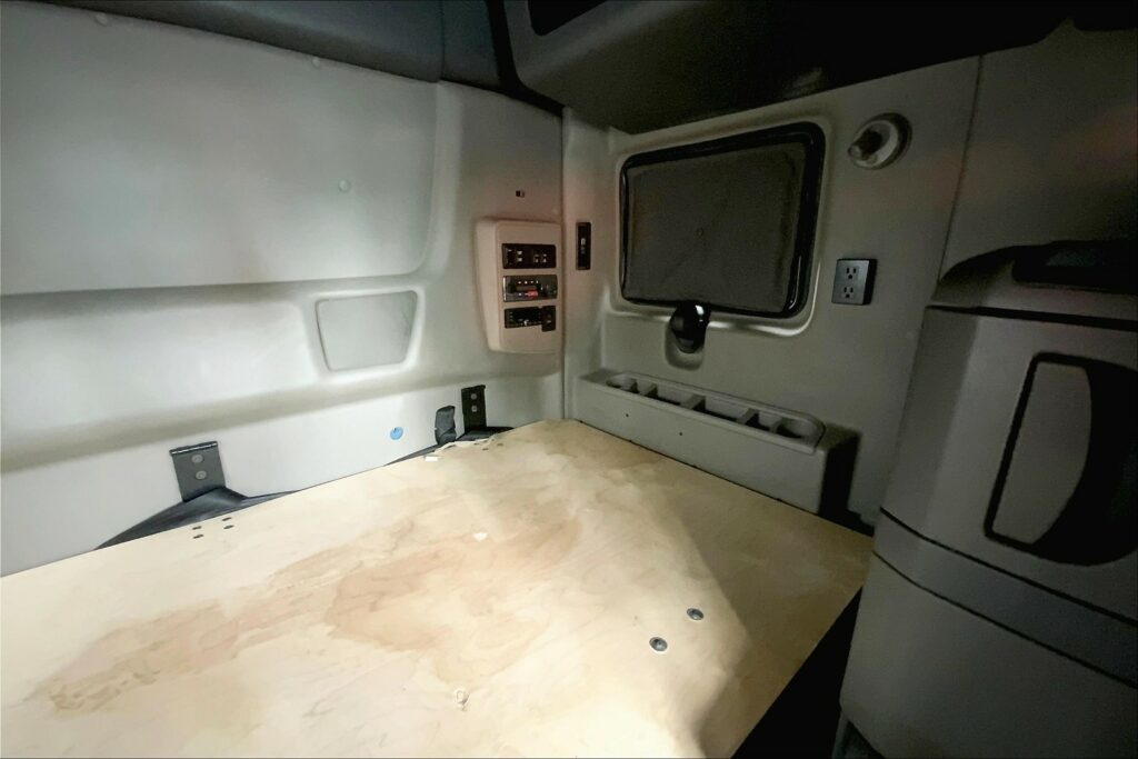 2022 INT LT625 6×4 Sleeper