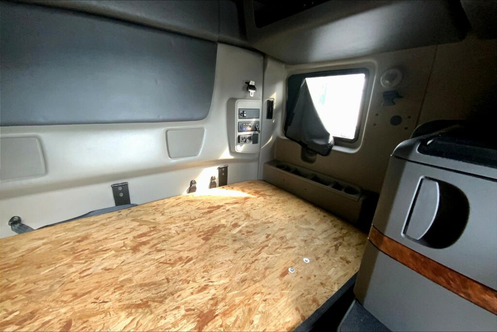 2022 INT LT625 6×4 Sleeper