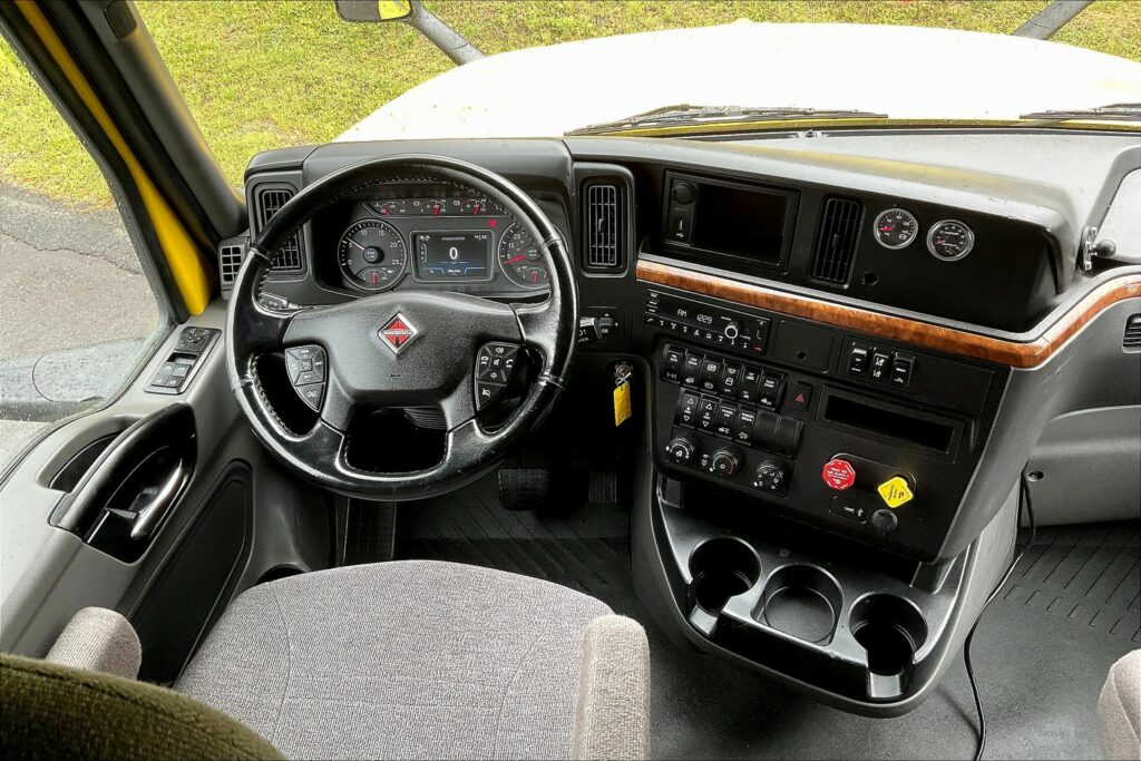 2022 INT LT625 6×4 Sleeper