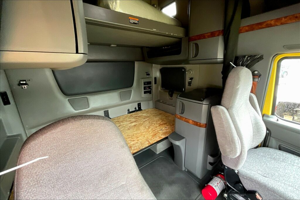 2022 INT LT625 6×4 Sleeper