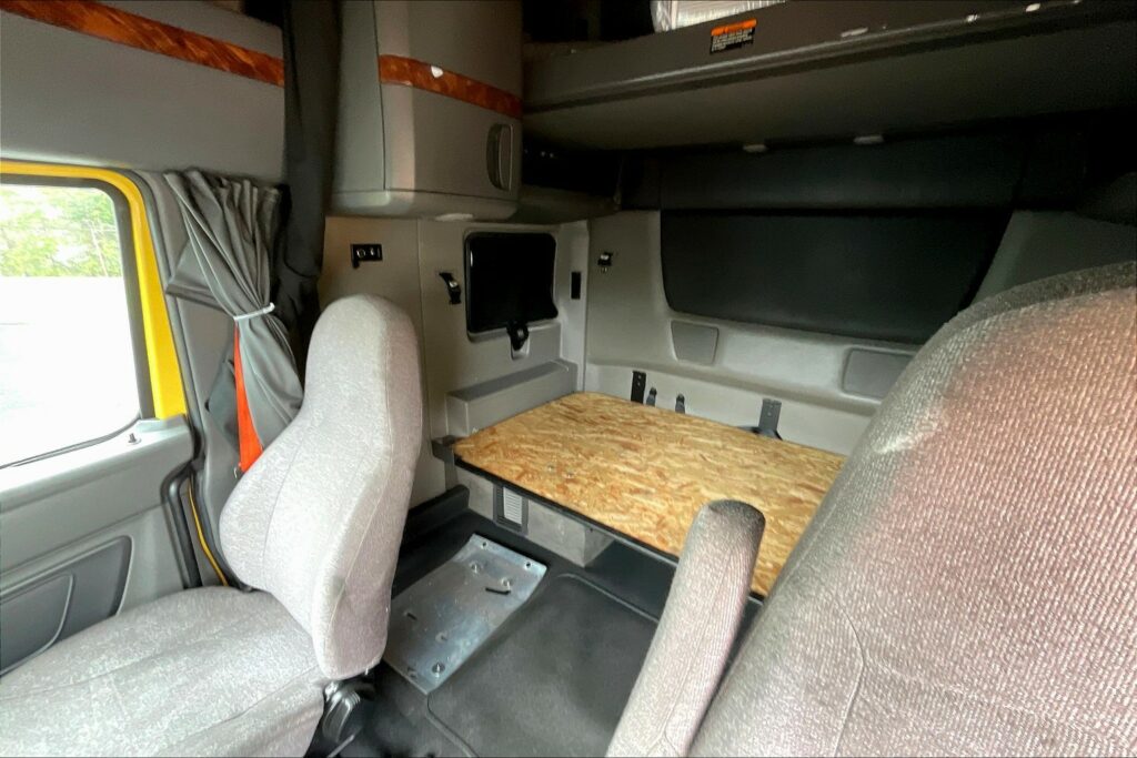 2022 INT LT625 6×4 Sleeper