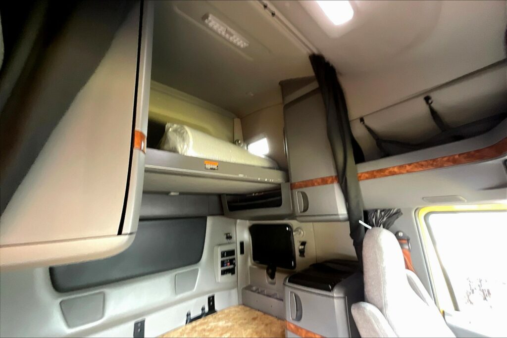 2022 INT LT625 6×4 Sleeper