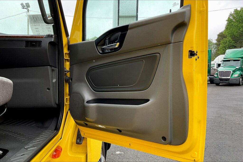 2022 INT LT625 6×4 Sleeper