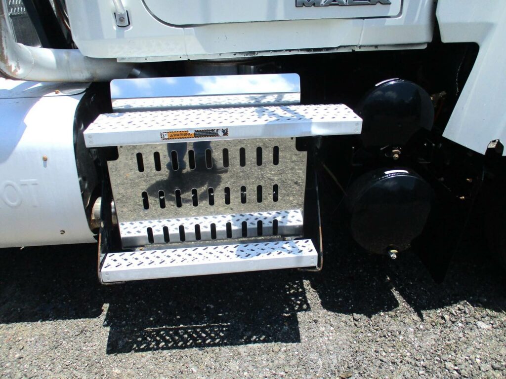 2017 Mack Pinnacle CHU613