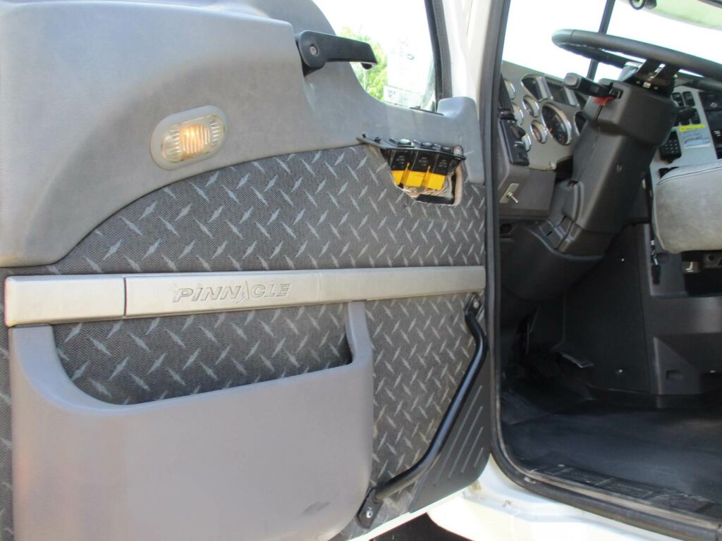 2017 Mack Pinnacle CHU613