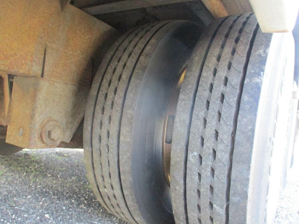 1999 Kentucky 48 DROP FRAME WITH 7 CURBSIDE DOORS