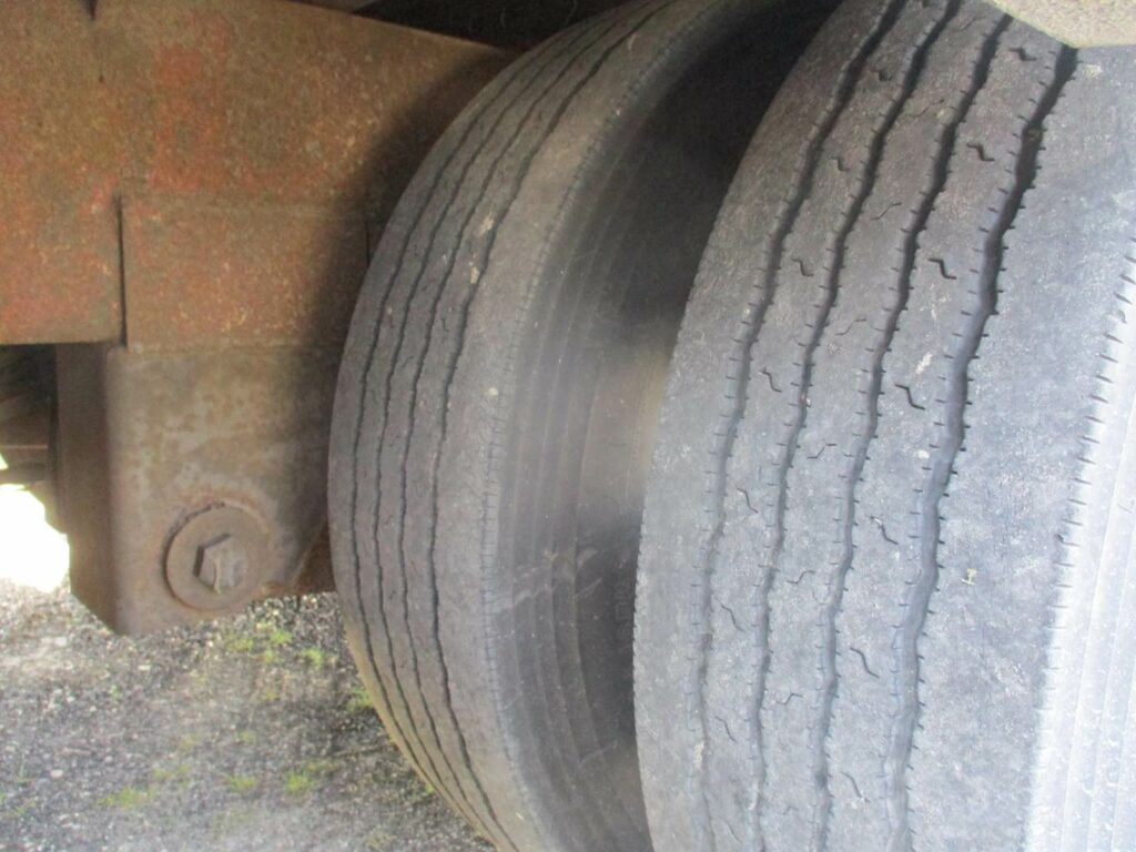 1999 Kentucky 48 DROP FRAME WITH 7 CURBSIDE DOORS