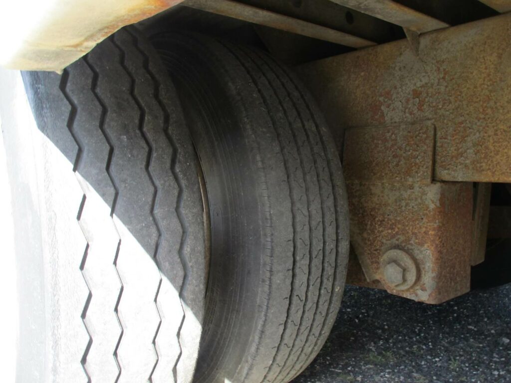 1999 Kentucky 48 DROP FRAME WITH 7 CURBSIDE DOORS