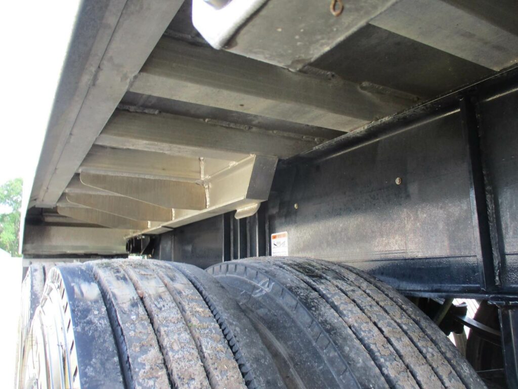 2023 East 30 FT TRI AXLE