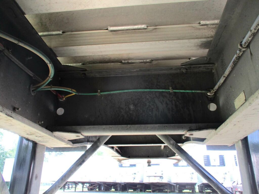 2023 East 30 FT TRI AXLE