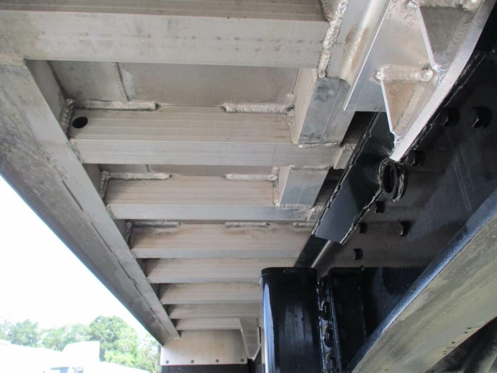 2023 East 30 FT TRI AXLE