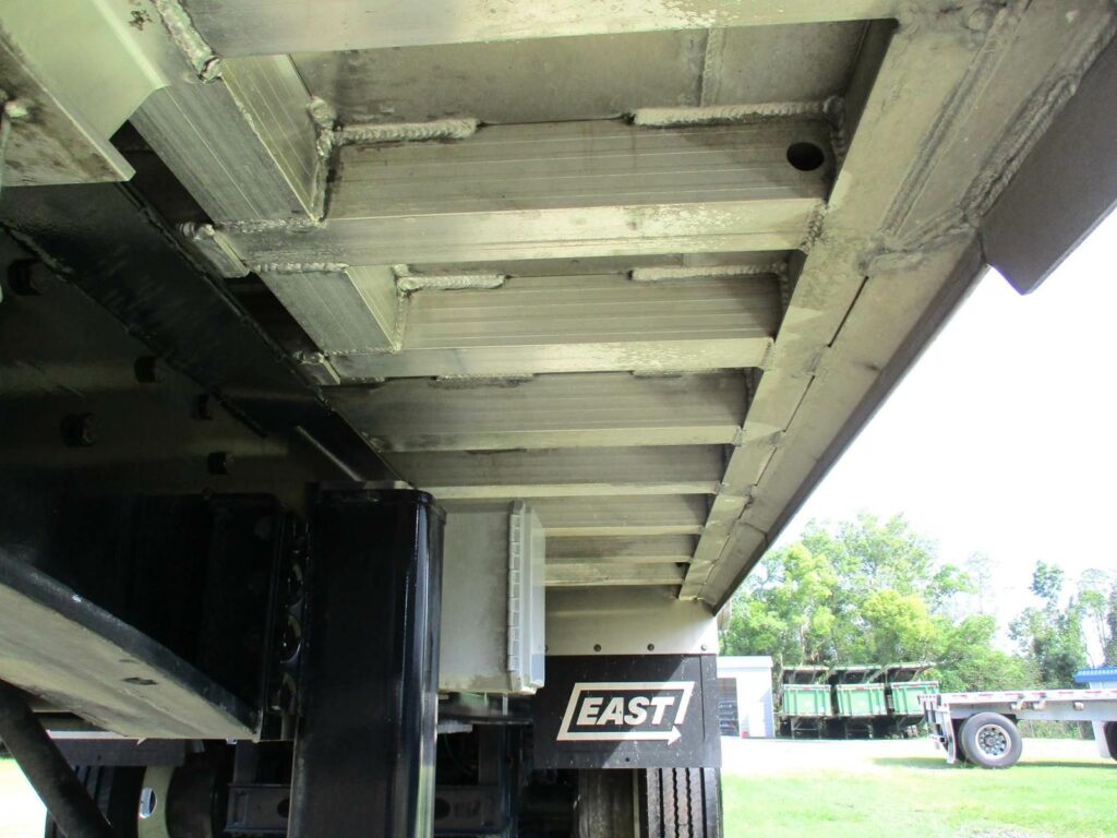 2023 East 30 FT TRI AXLE